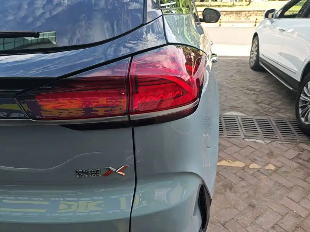 Фото 8 - Geely Atlas