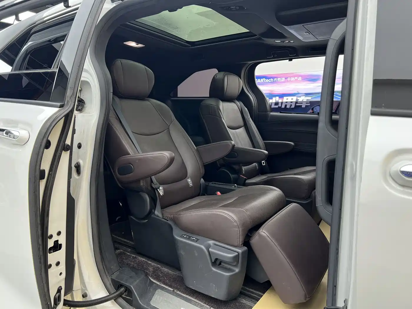 Toyota Sienna 2023 2.5L Hybrid Platinum Edition фото 30
