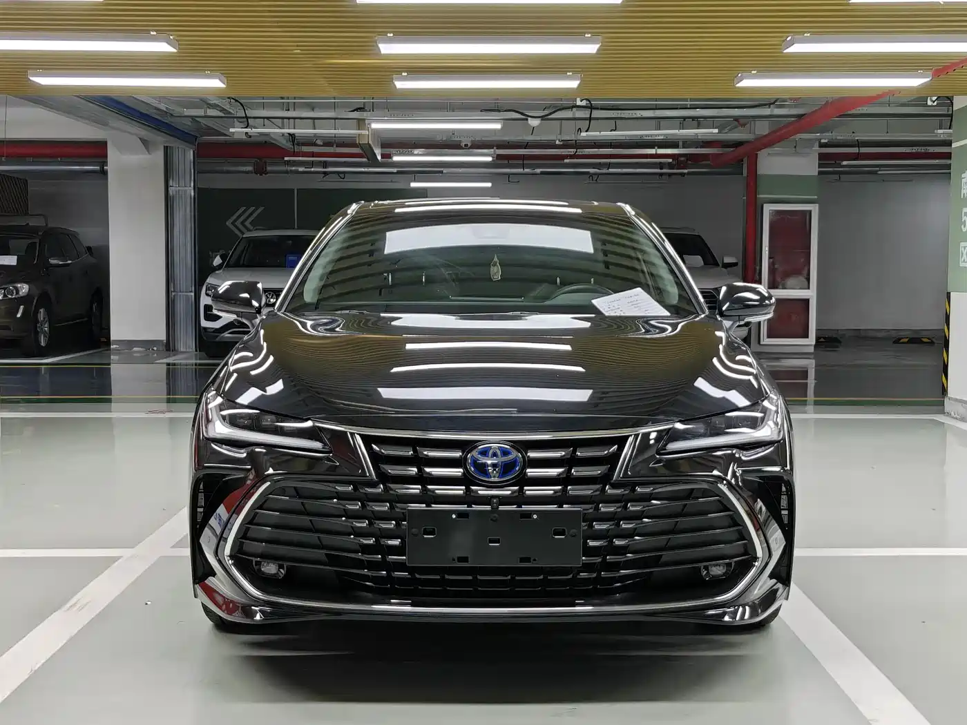 Toyota Avalon 2023 Hybrid 2.5L Luxury Edition фото 2
