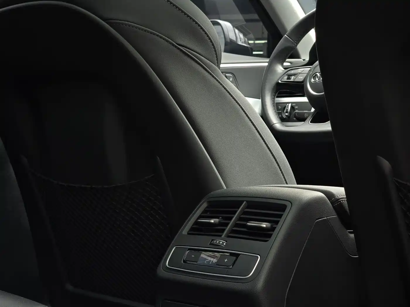 Audi A4L 2023 40 TFSI Luxury Sport фото 13