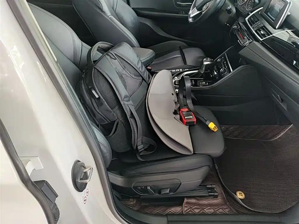 BMW 2 Series Touring 2016 218i Sport Design Package фото 25