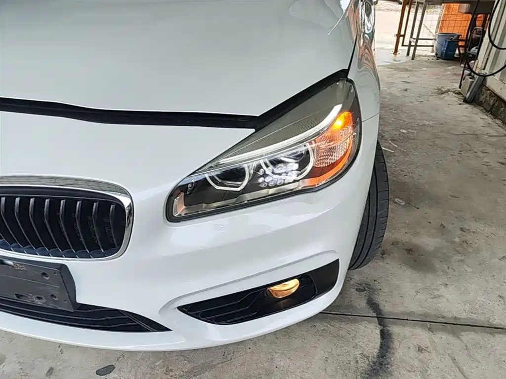 BMW 2 Series Touring 2016 218i Sport Design Package фото 24