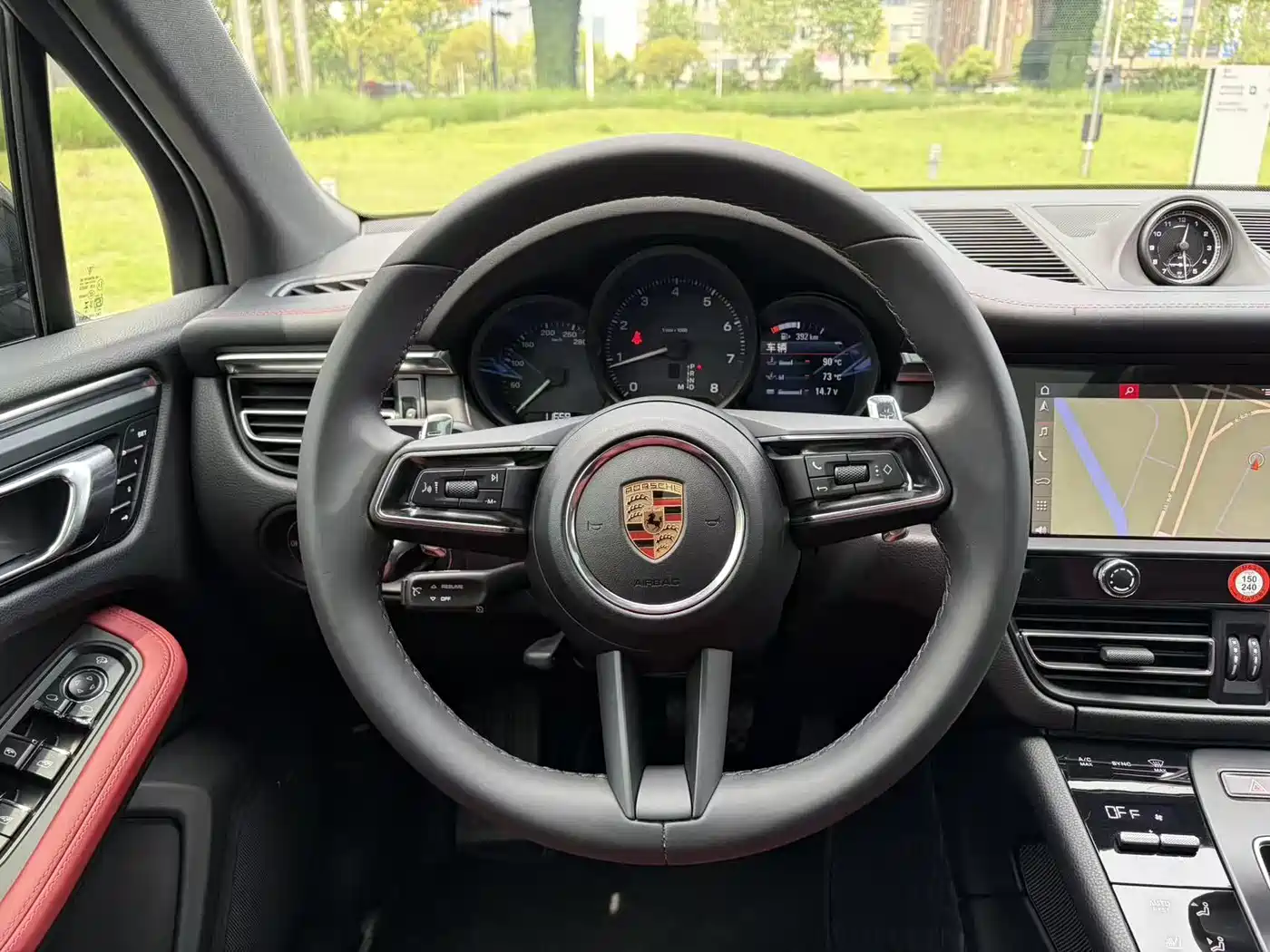 PORSCHE MACAN