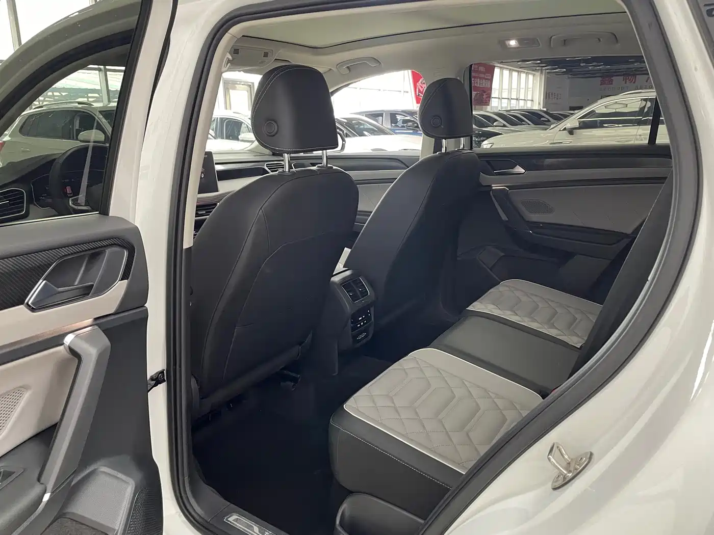 Volkswagen Tayron 2023 280TSI 2WD Luxury Plus Advanced Edition фото 9