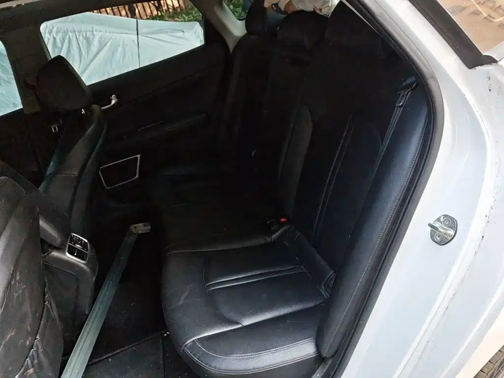 Photo 18 - Kia K5
