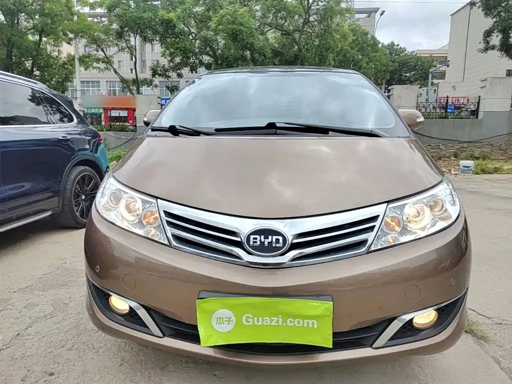 BYD M6 2013 2.4L Manual Luxury фото 3
