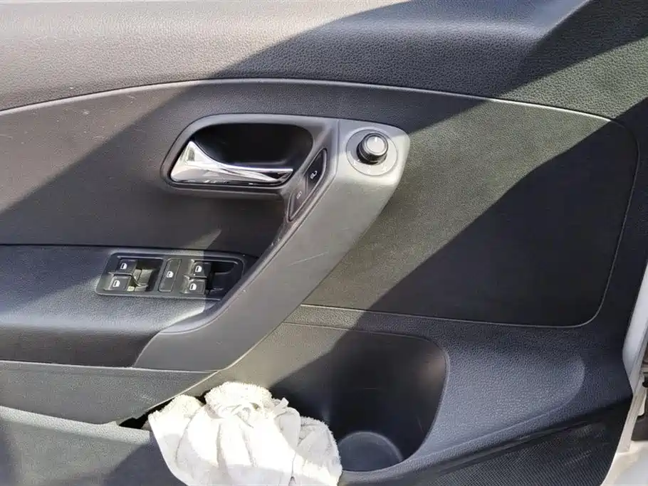 Volkswagen Polo 2016 1.6L Automatic Comfort фото 7