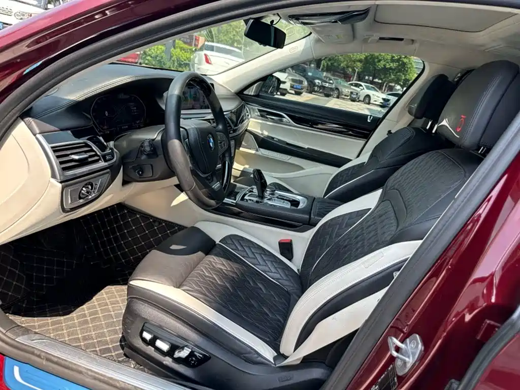 Photo 16 - BMW 7 Series