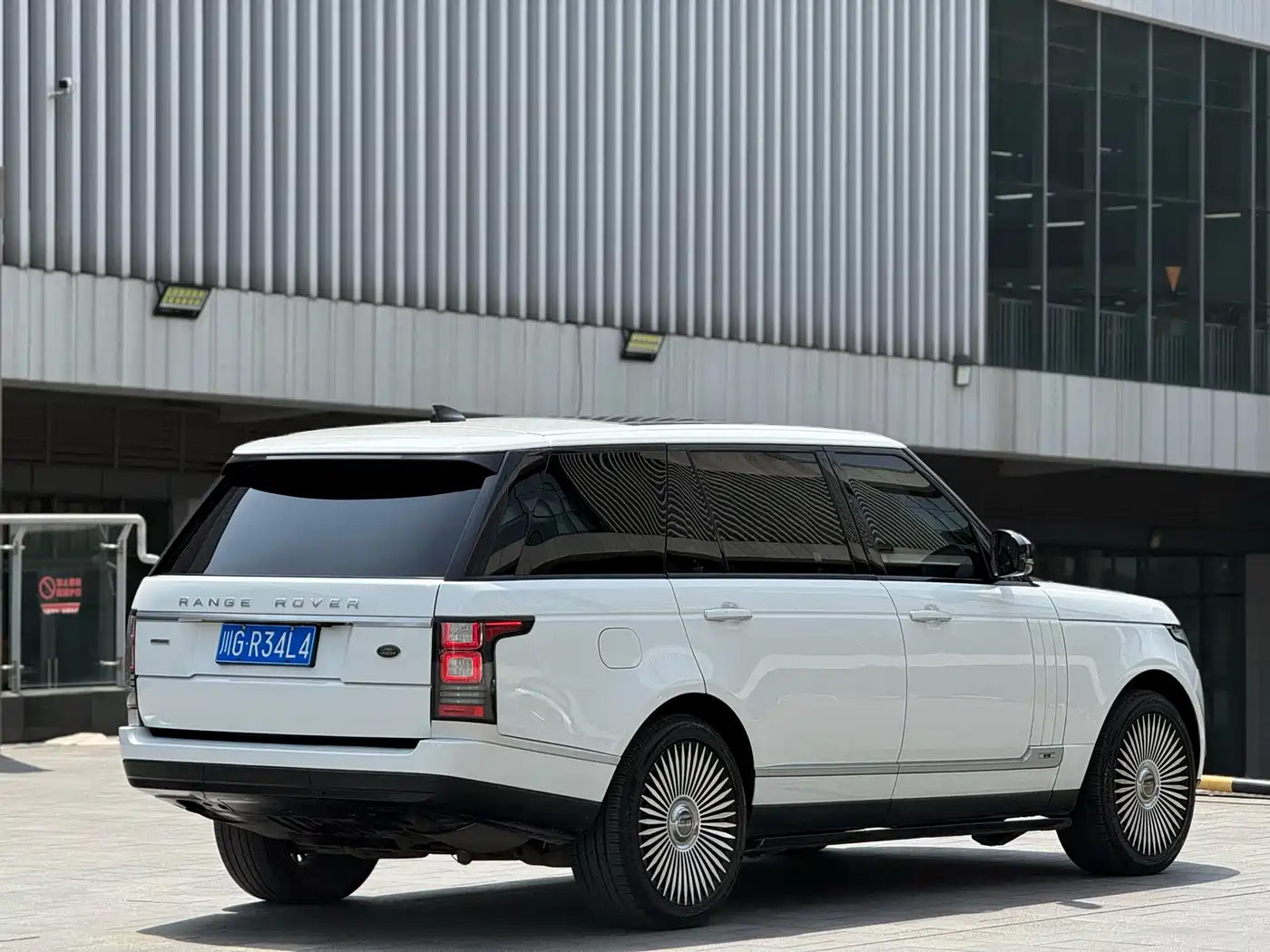 Land Rover Range Rover 2015 3.0 TDV6 Hybrid Vogue SE Genesis Extended фото 6