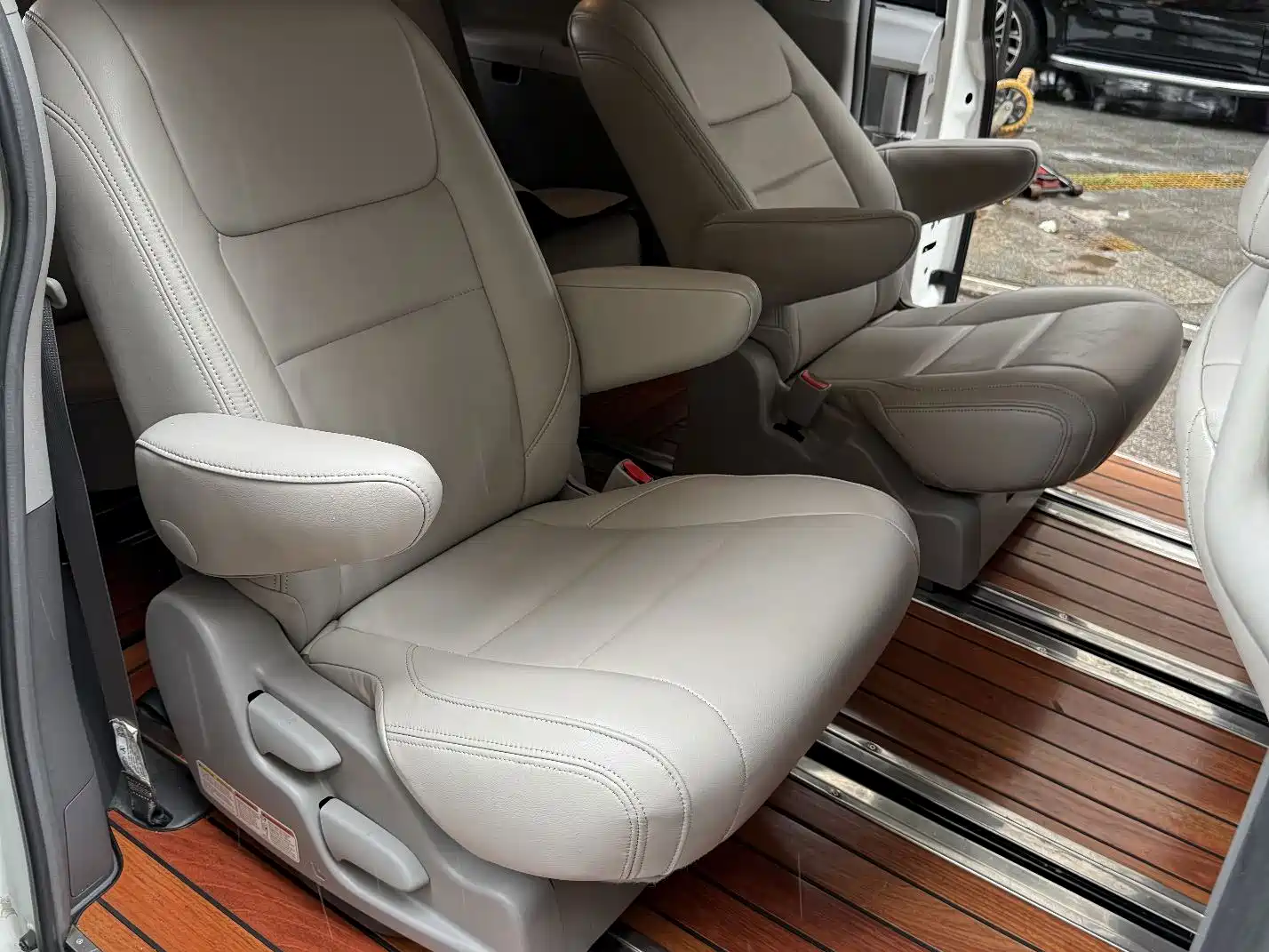 صورة 8 - Toyota Sienna