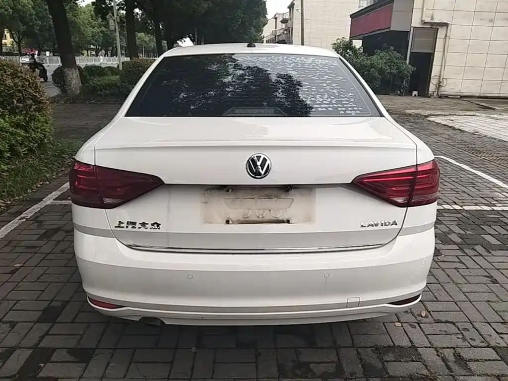 Volkswagen Lavida 2017 1.6L Automatic Comfort Edition фото 6