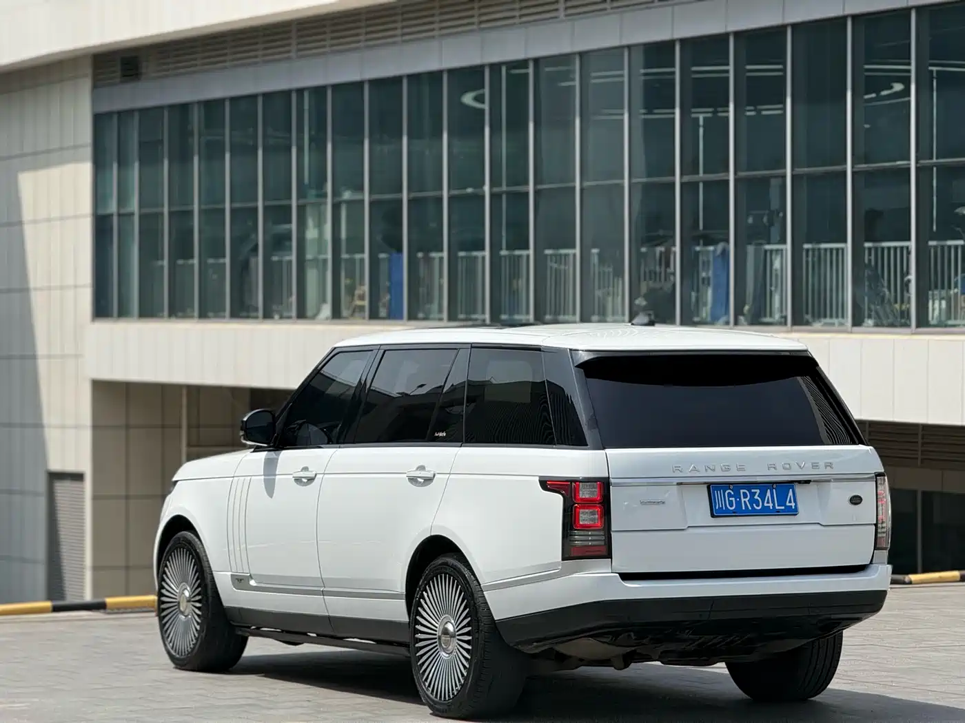 Land Rover Range Rover 2015 3.0 TDV6 Hybrid Vogue SE Genesis Extended фото 9