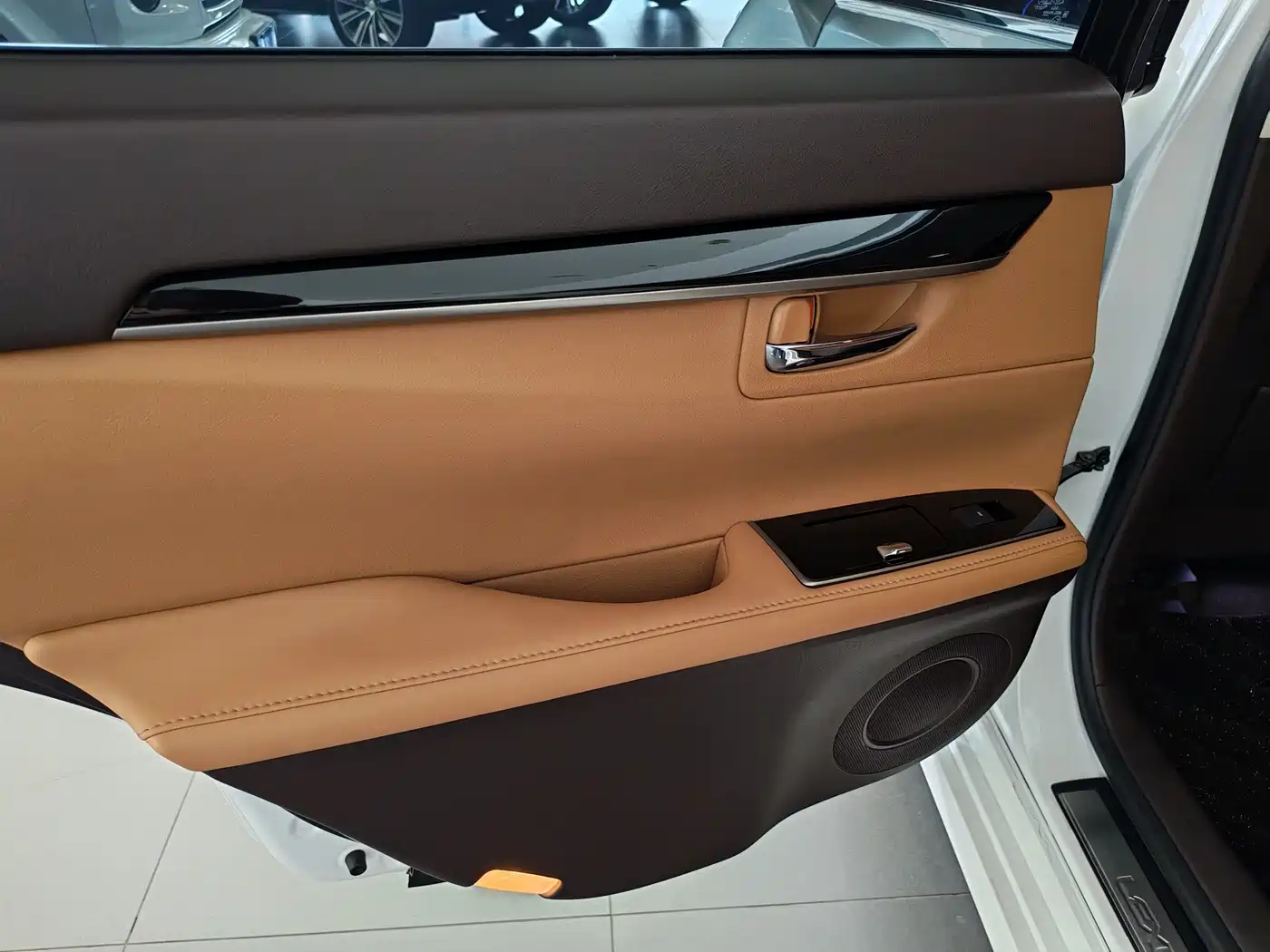 Lexus ES 2017 300h Mark Levinson Comfort Edition фото 12