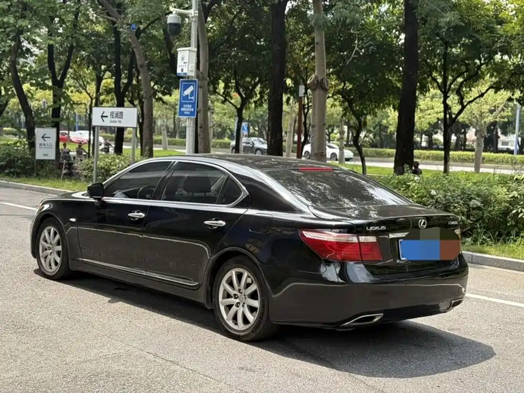 Photo 6 - Lexus LS
