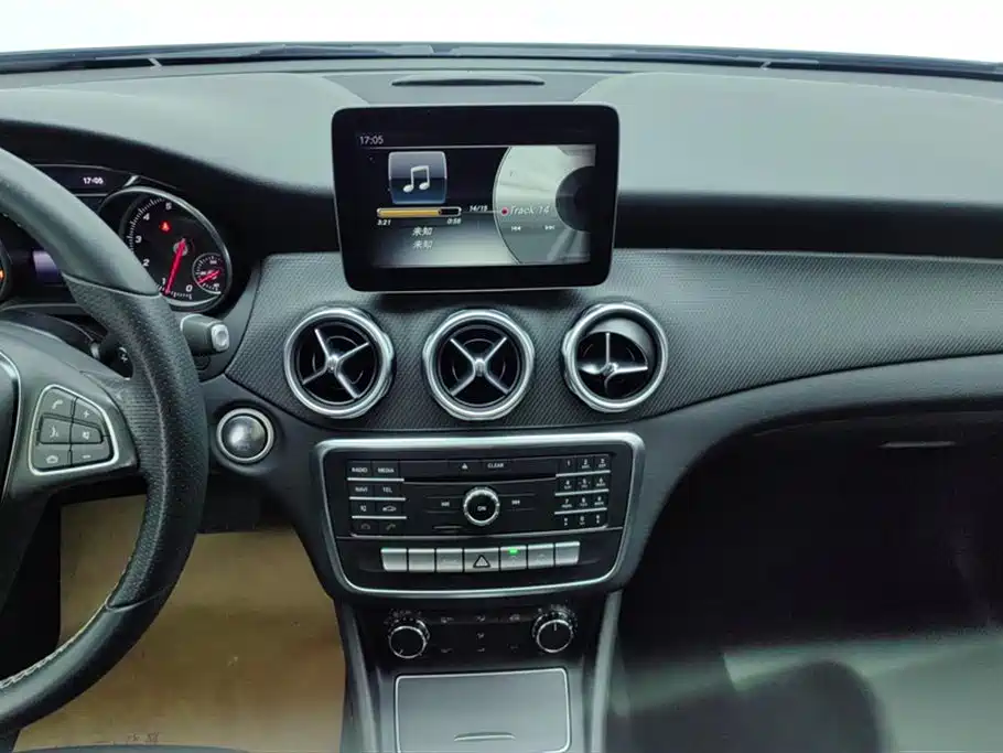 Mercedes-Benz GLA 2017 GLA 200 Dynamic фото 13