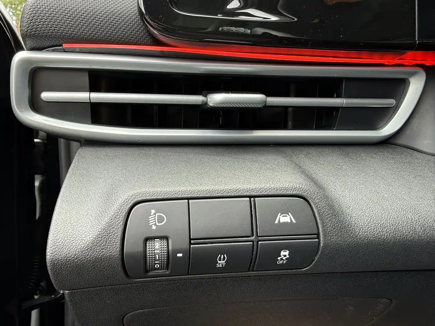 Hyundai Elantra 2022 1.5L CVT LUX Premium Edition фото 3