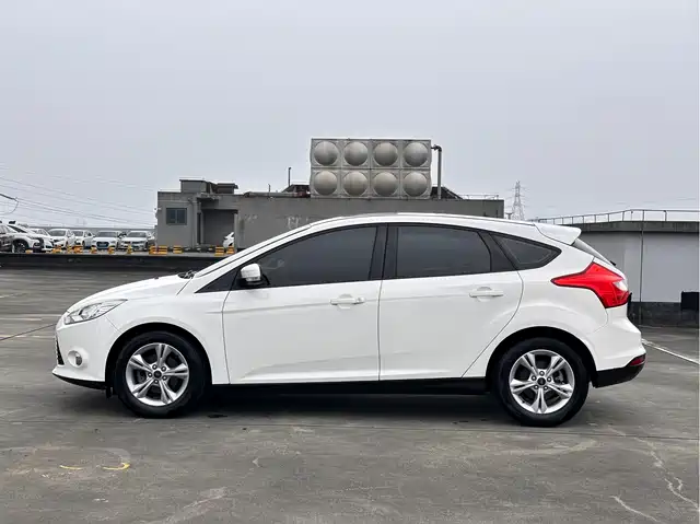 Ford Focus 2015 Hatchback 1.6L Automatic Trend — фото 4