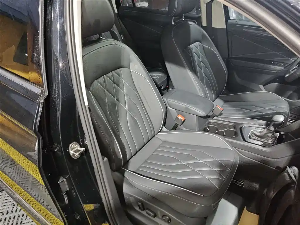 Volkswagen Tiguan L 2024 330TSI Automatic 2WD R-Line Premium Enjoyment Edition фото 21