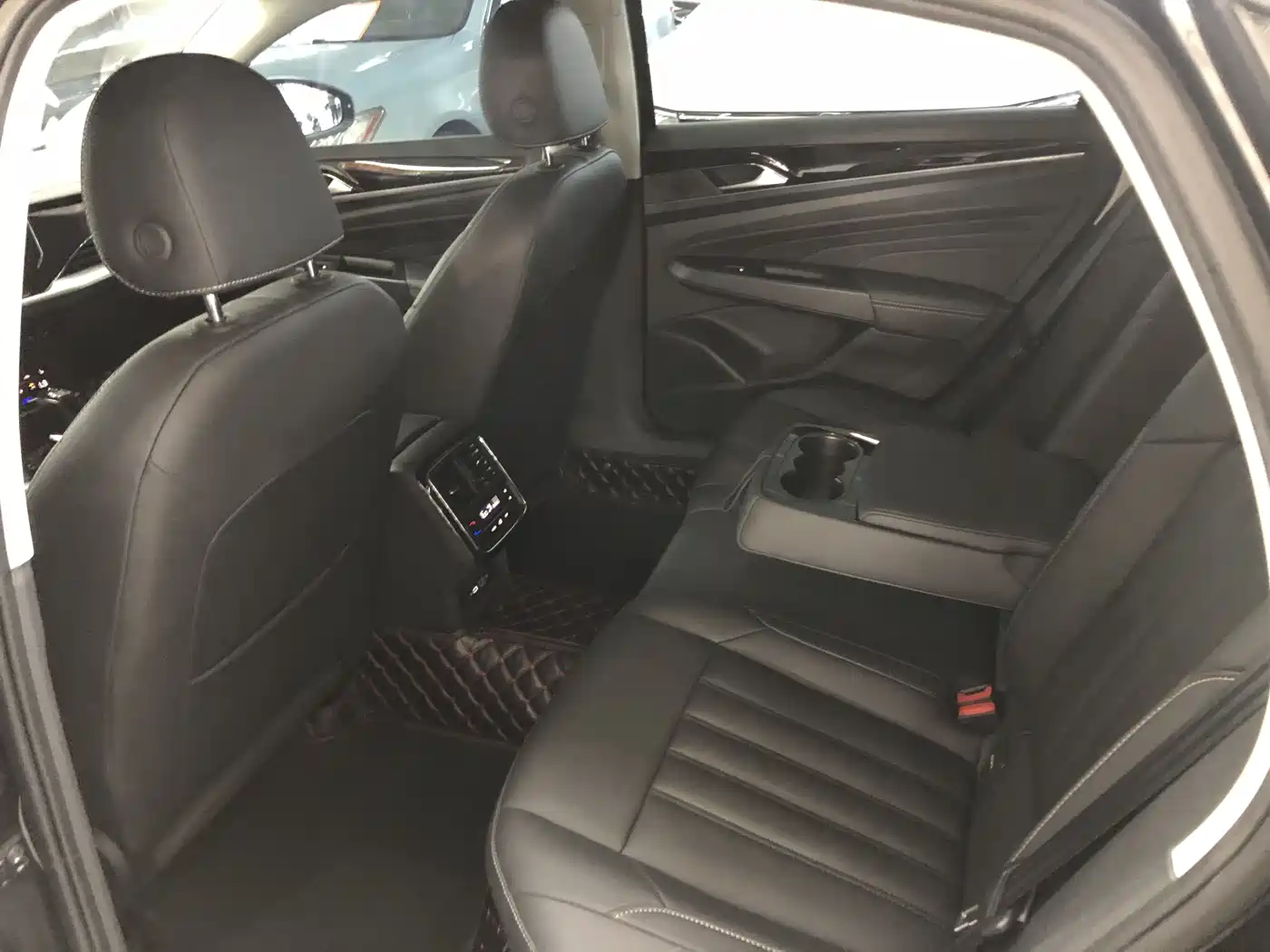 Volkswagen Passat 2023 280TSI Starlight Elite Edition фото 7