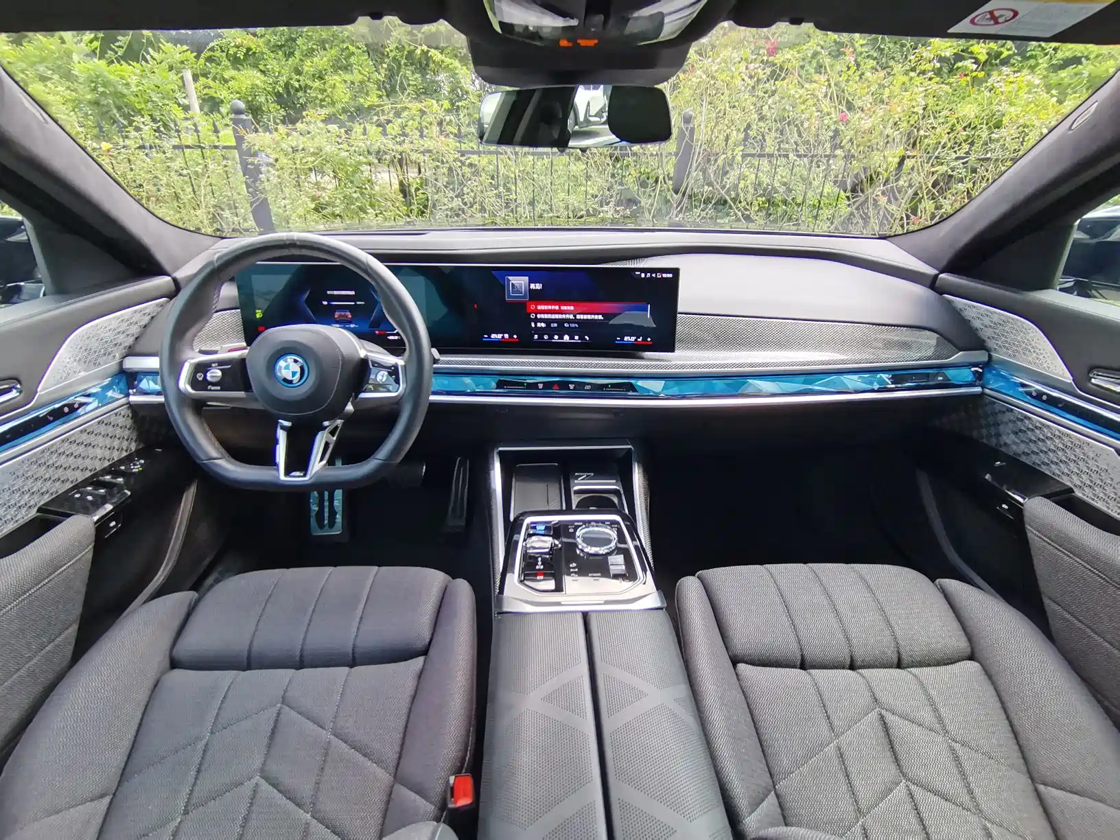 صورة 24 - BMW i7 M70L