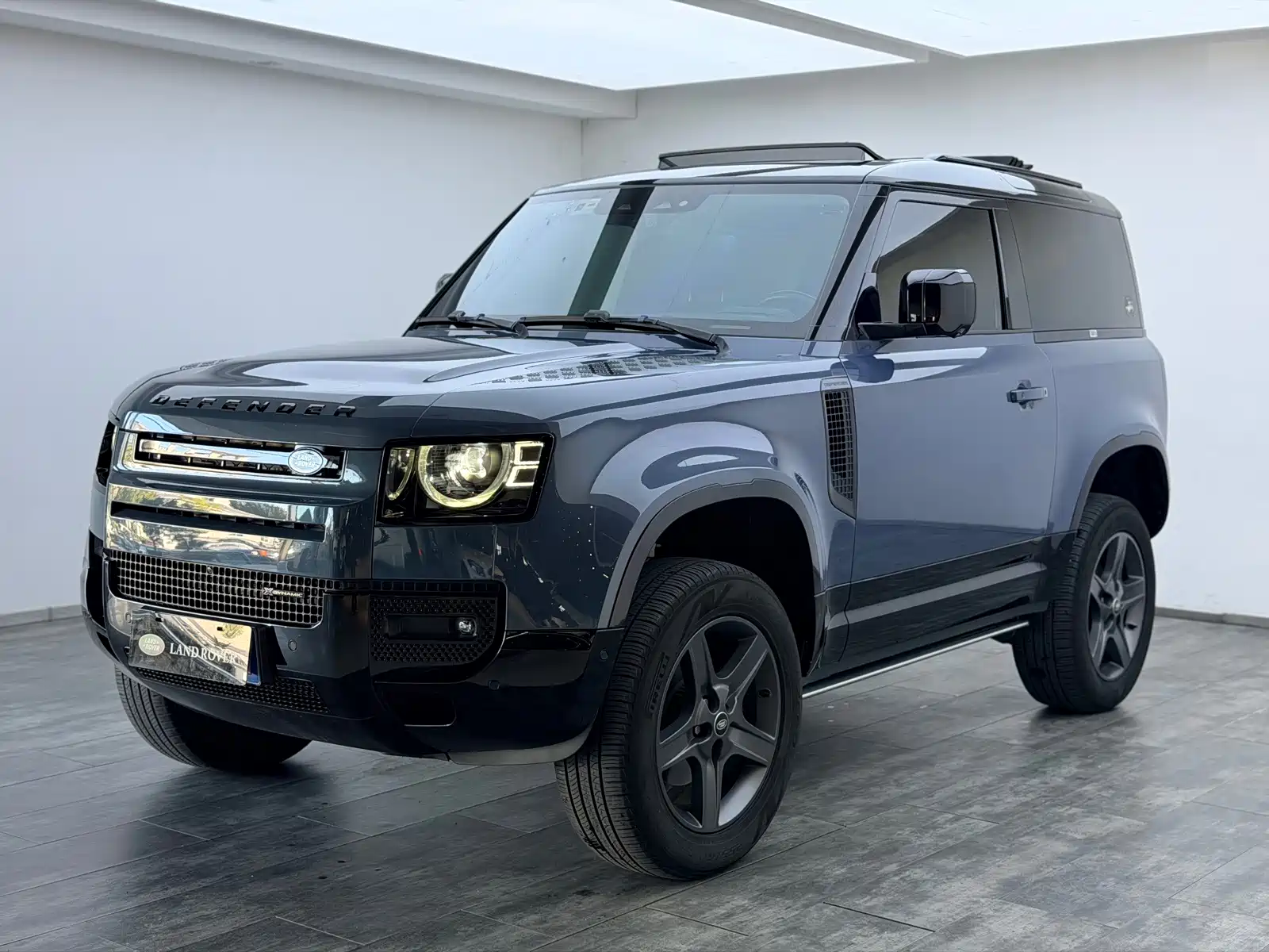 Photo 2 - Land Rover Defender