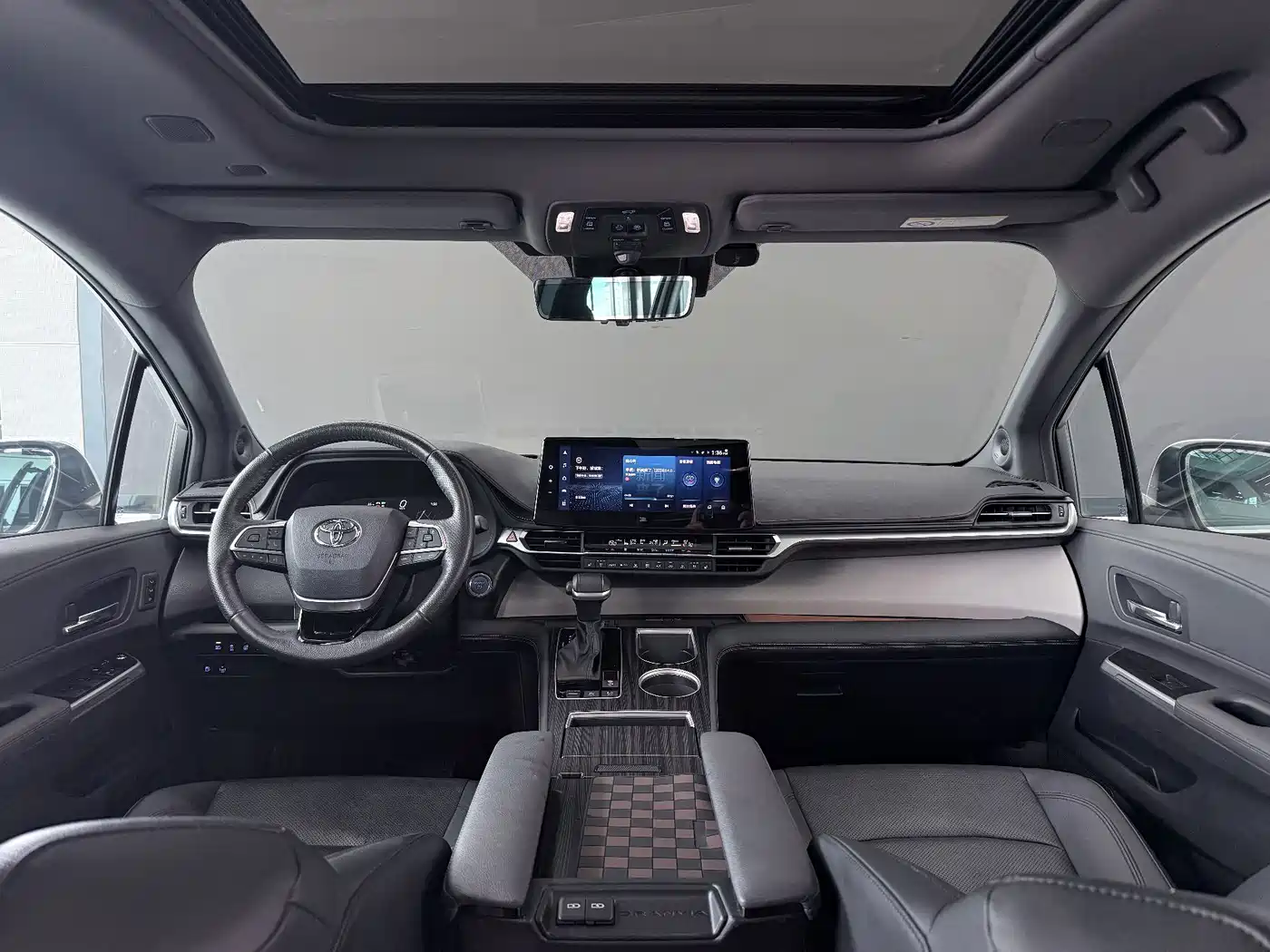 Photo 12 - Toyota Granvia