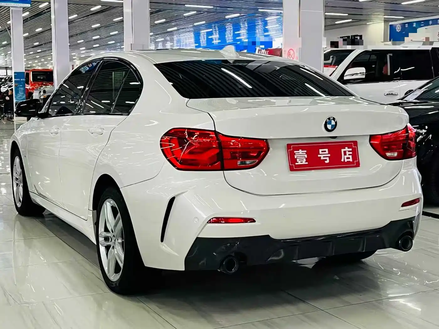 BMW 1 Series 2022 120i M Sport Shadow Edition фото 4