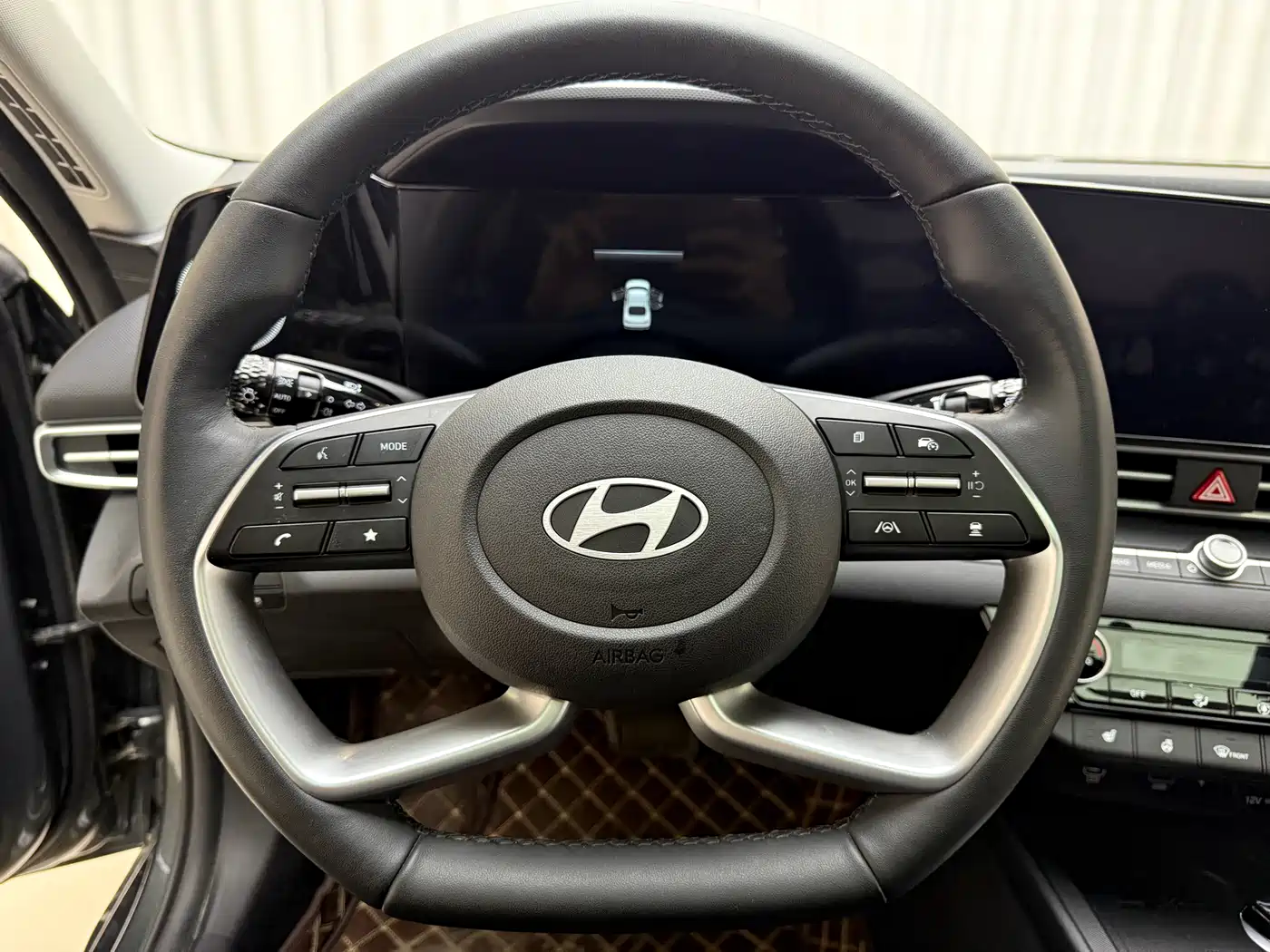 Hyundai Elantra 2023 Model 1.5L CVT LUX Premium Edition фото 13