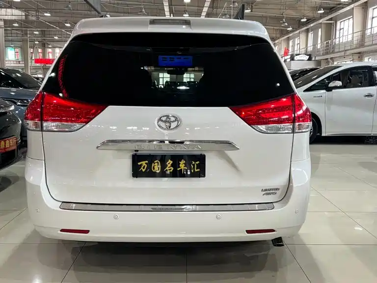 Toyota Sienna 2013 3.5L 4WD Automatic фото 4