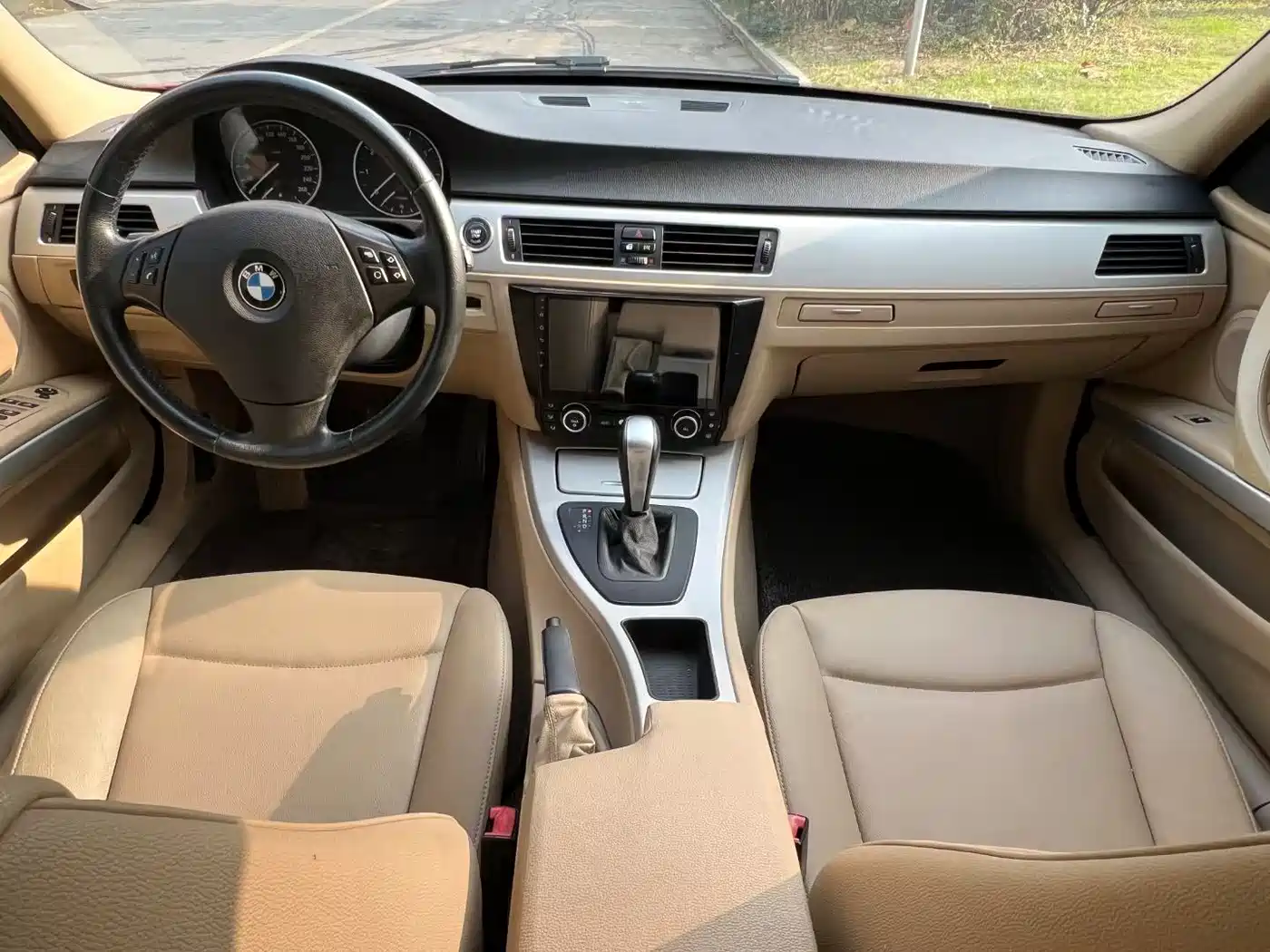 BMW 3 Series 2010 318i Leading фото 5