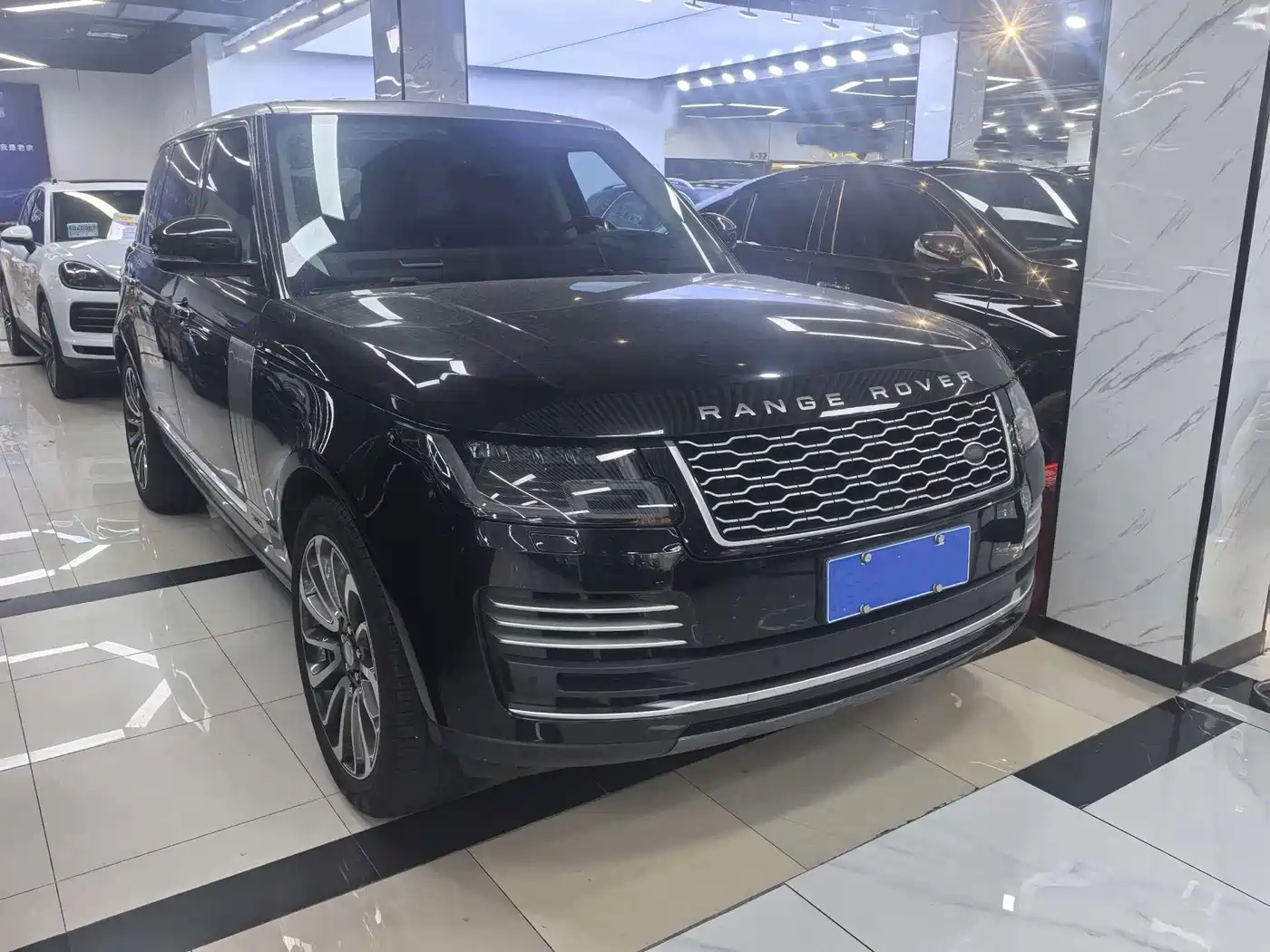 Land Rover Range Rover 2020 3.0 L6 Heritage Extended Edition фото 2