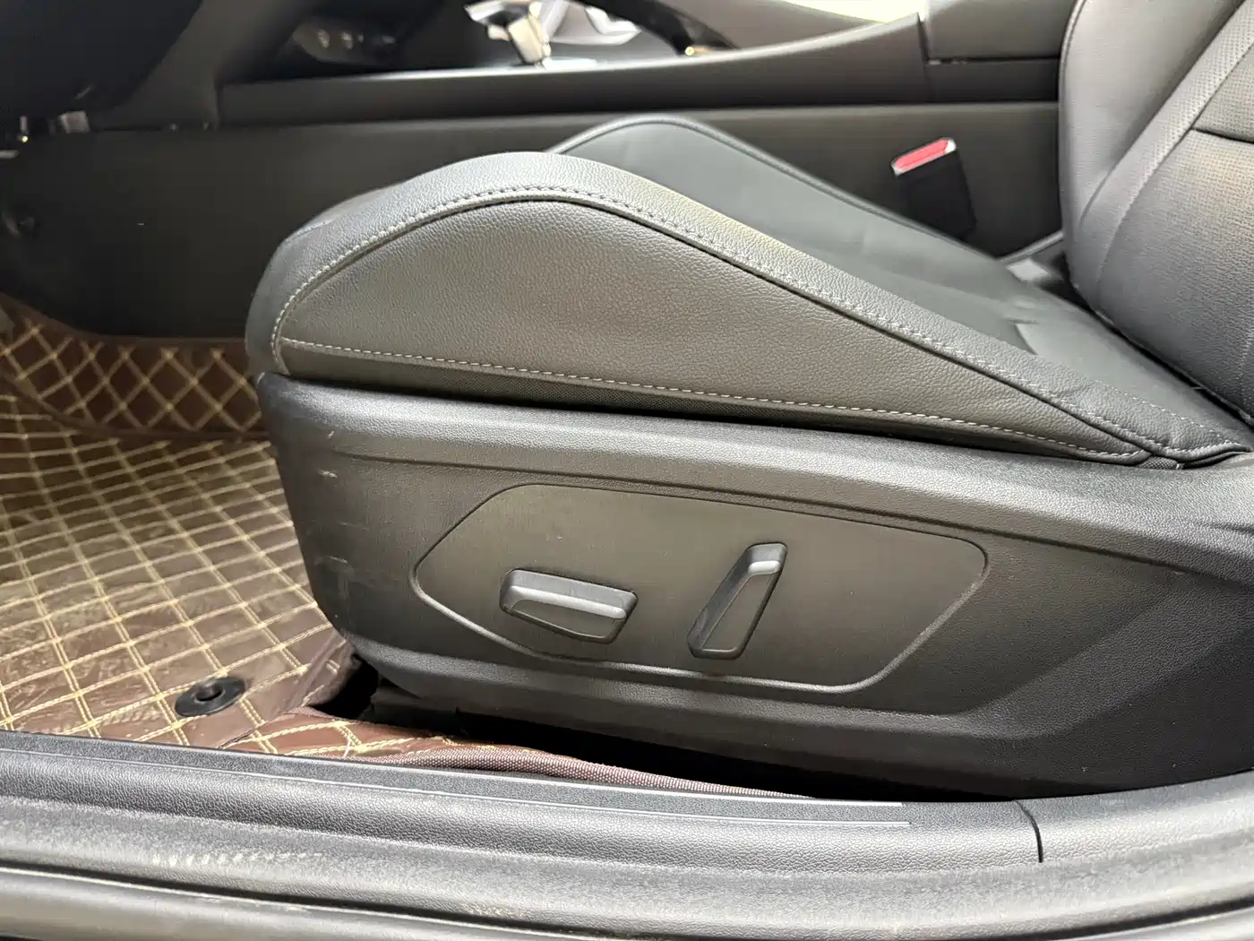 Hyundai Elantra 2023 Model 1.5L CVT LUX Premium Edition фото 17