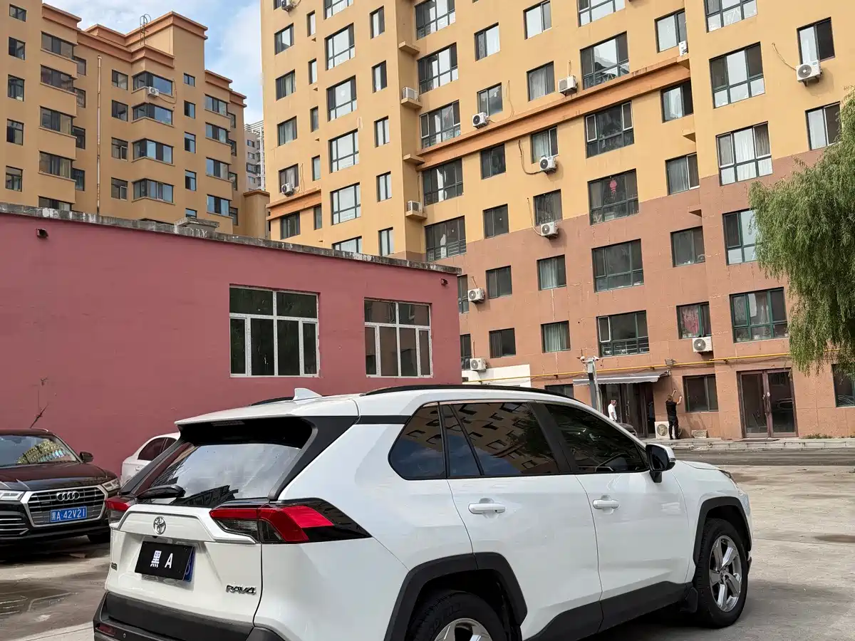 Фото 9 - Toyota RAV4