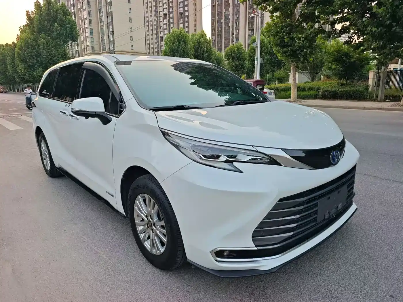 Toyota Sienna 2021 2.5L Hybrid Premium Edition фото 3