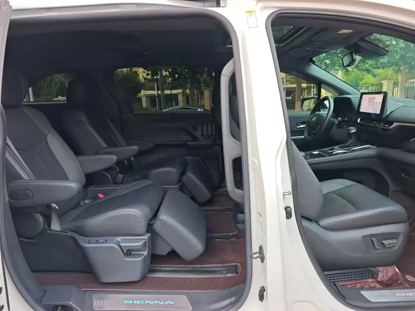 Toyota Sienna 2021 2.5L Hybrid Premium Edition фото 6