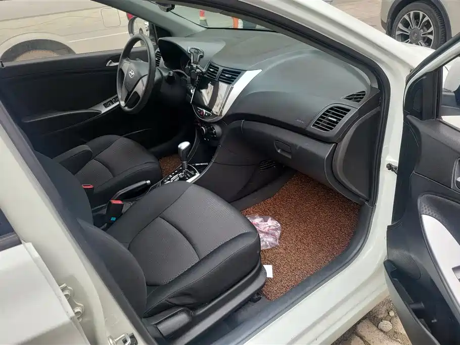 Hyundai Reina 2014 Model 1.4L Automatic GLX фото 8