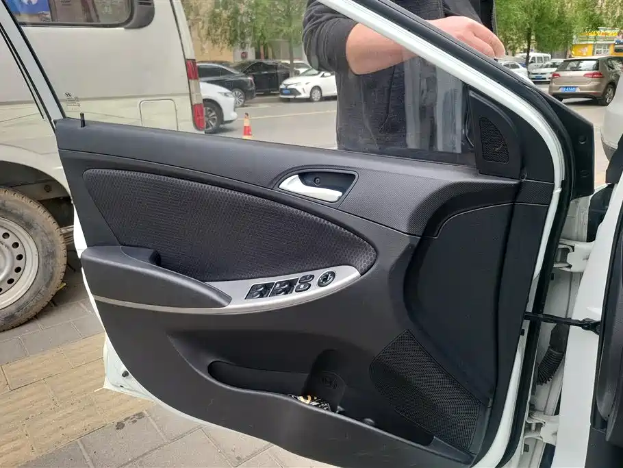 Hyundai Reina 2014 Model 1.4L Automatic GLX фото 7