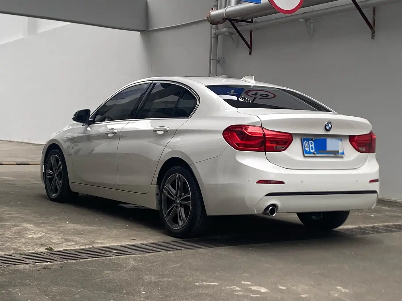 BMW 1 Series 2018 118i Sport Edition фото 10
