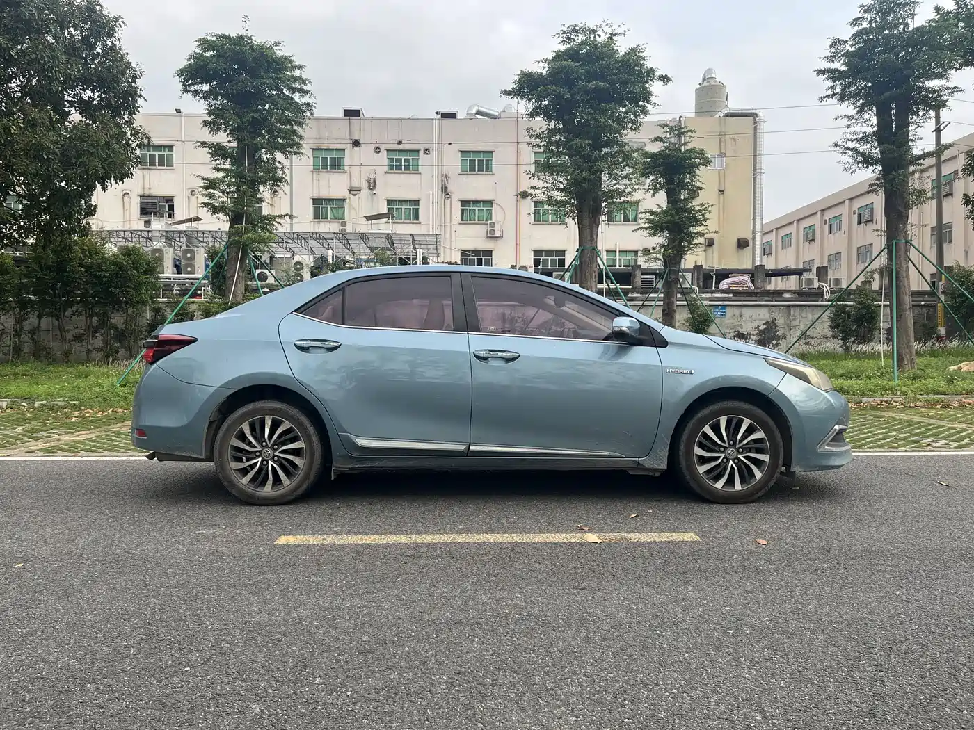 Toyota Corolla 2016 Dual Hybrid 1.8L E-CVT Elite Edition фото 4