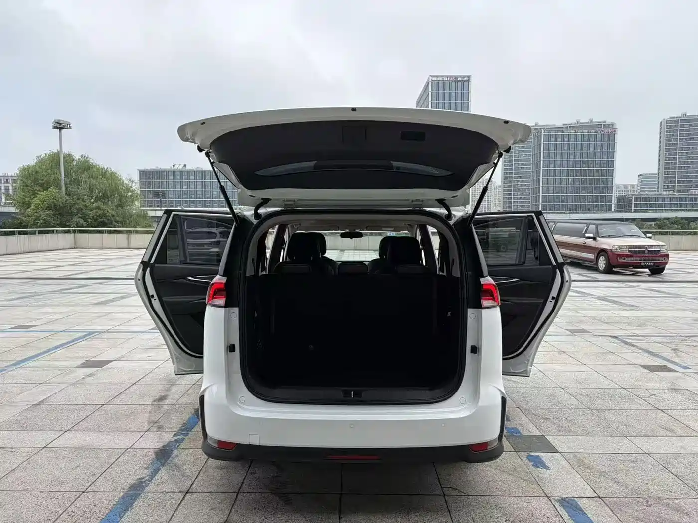 SAIC Maxus Dajia 5 2021 2022 1.3T PLUG IN Joy Edition (7-seater)