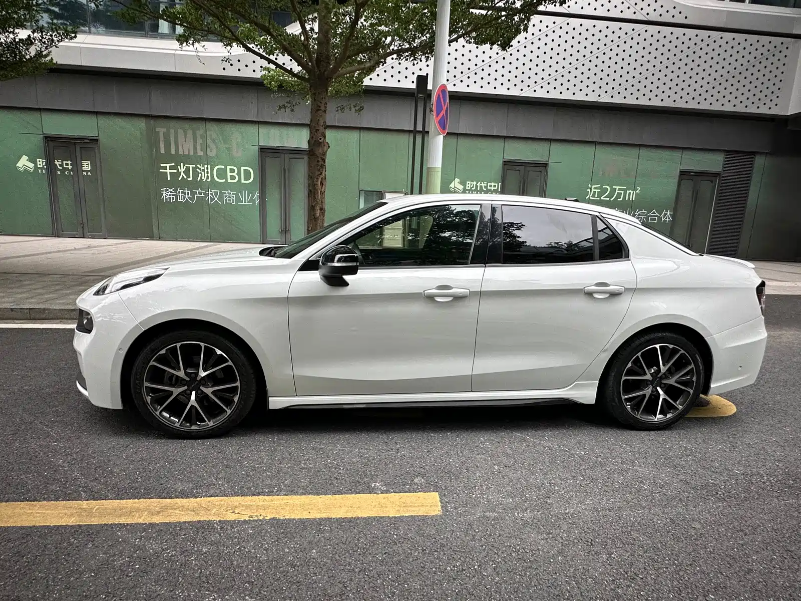 Photo 17 - Lynk & Co 03