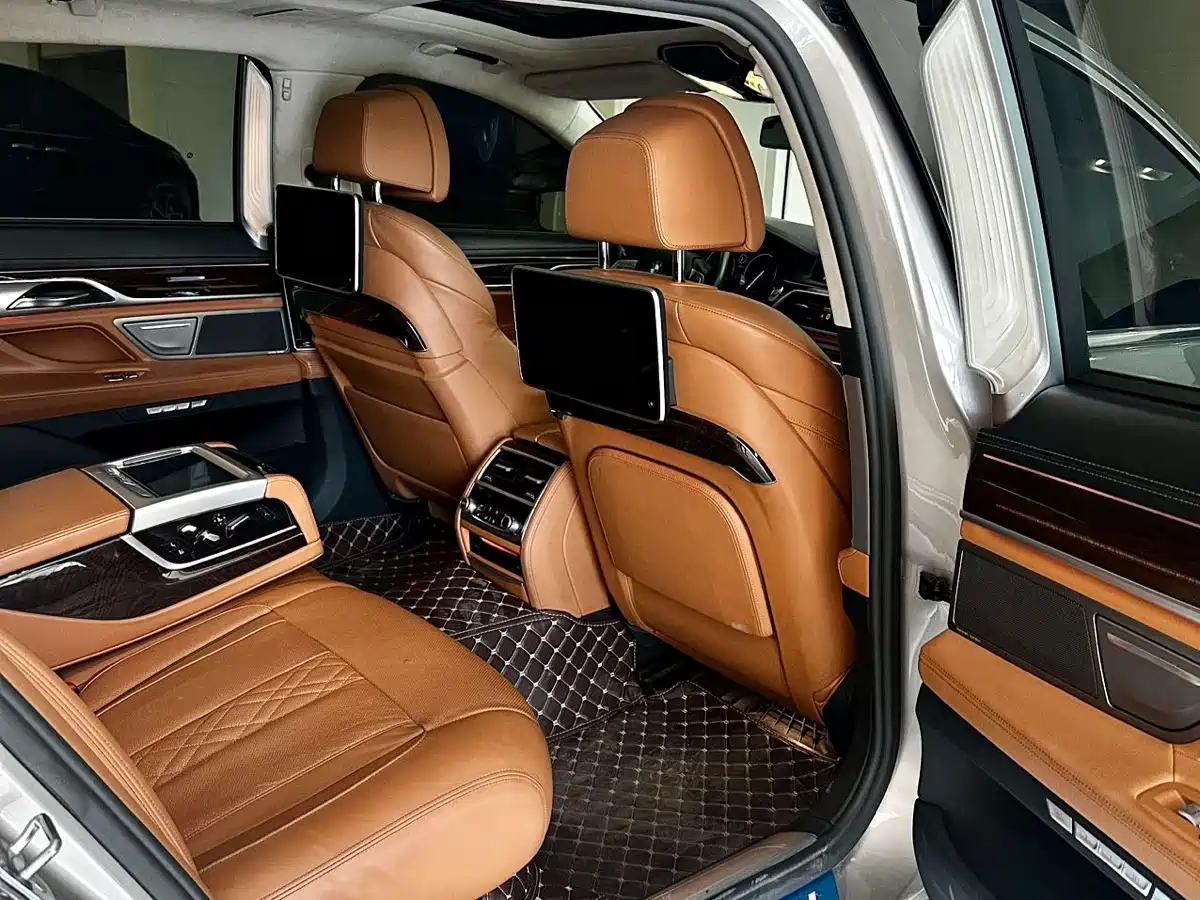 Фото 15 - BMW 7 Series