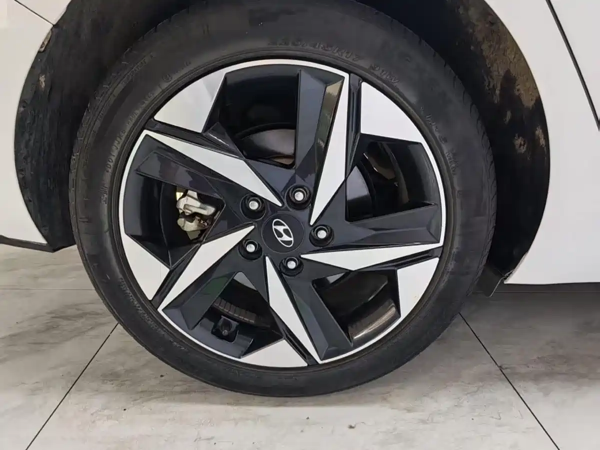 Hyundai Elantra 2022 1.5L CVT LUX Premium Edition фото 9