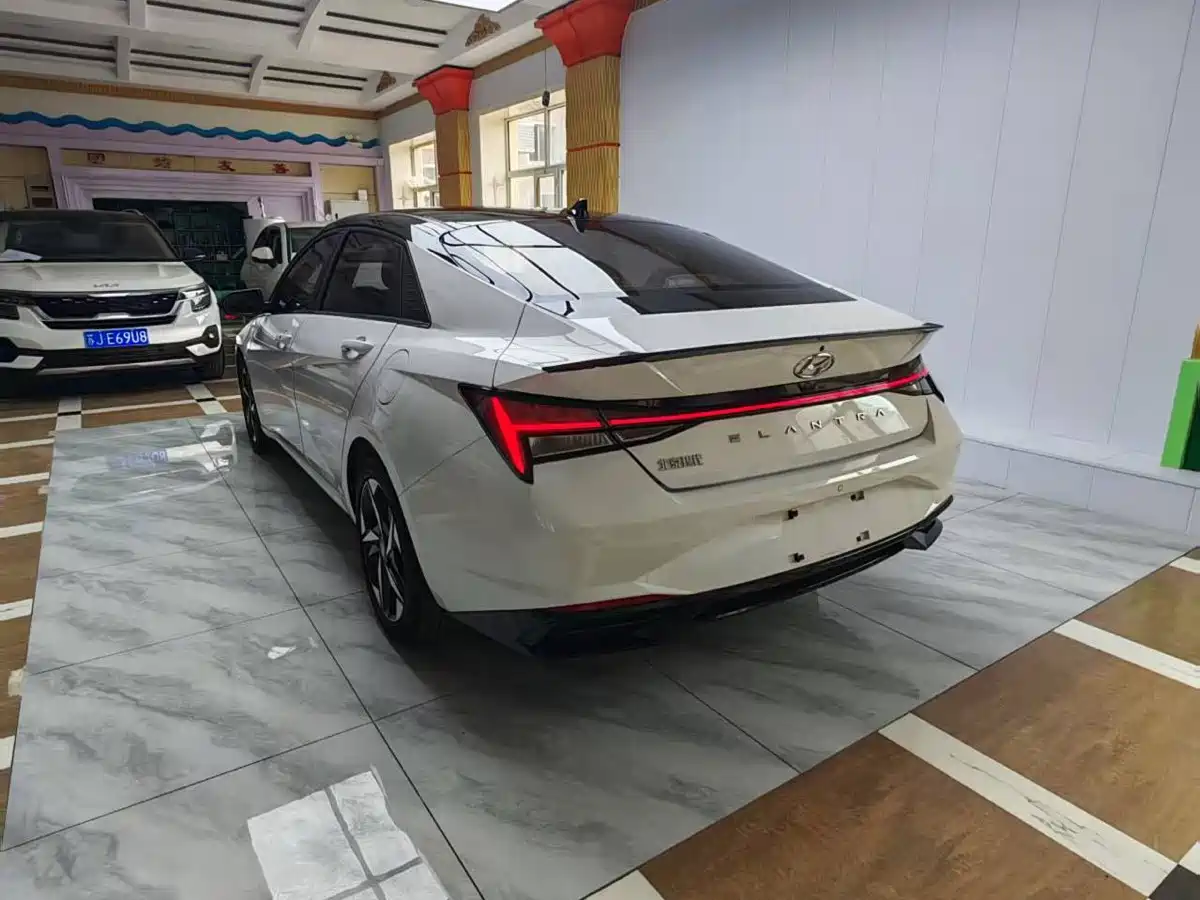 Hyundai Elantra 2022 1.5L CVT LUX Premium Edition фото 7