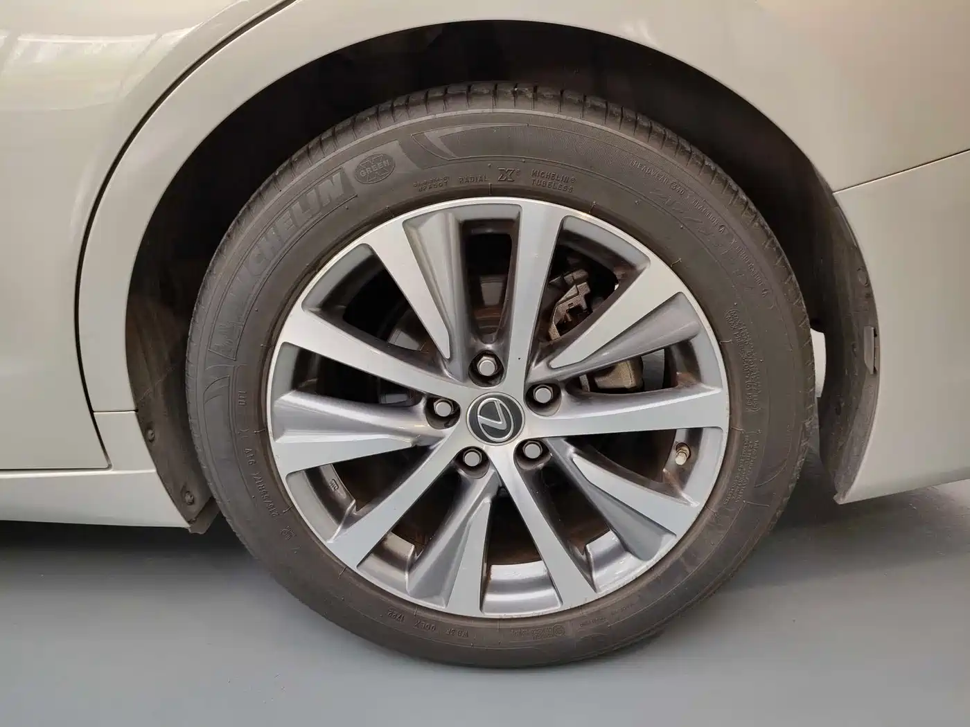 Фото 7 - Lexus ES