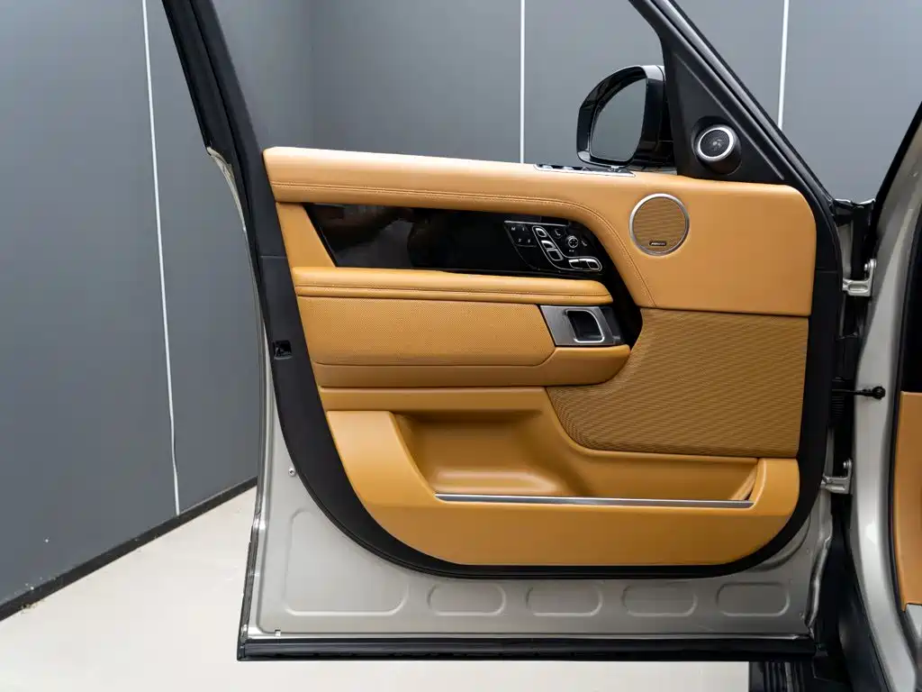 Photo 7 - Land Rover Range Rover