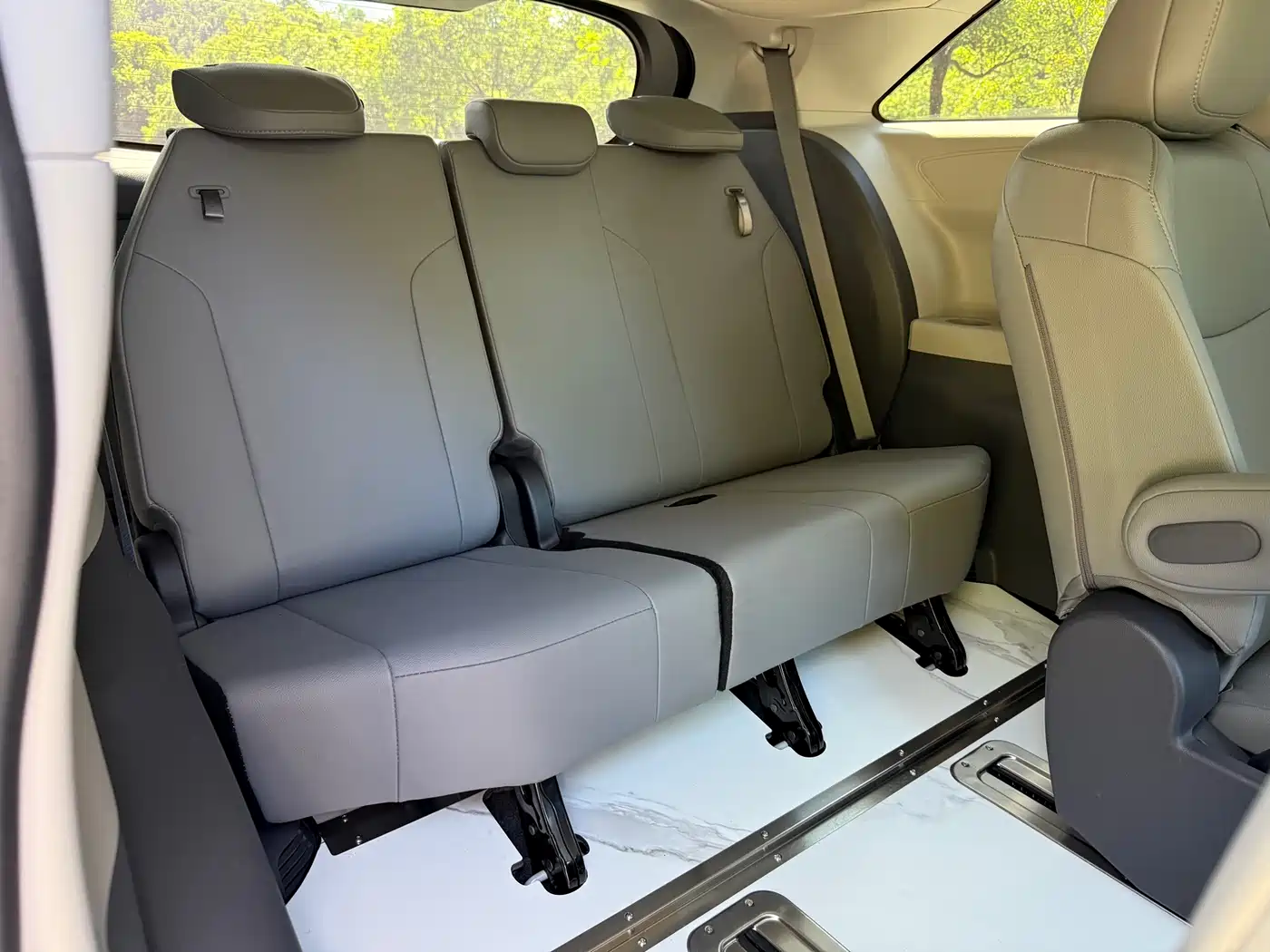 Toyota Granvia 2023 2.5L Hybrid Luxury Edition фото 20