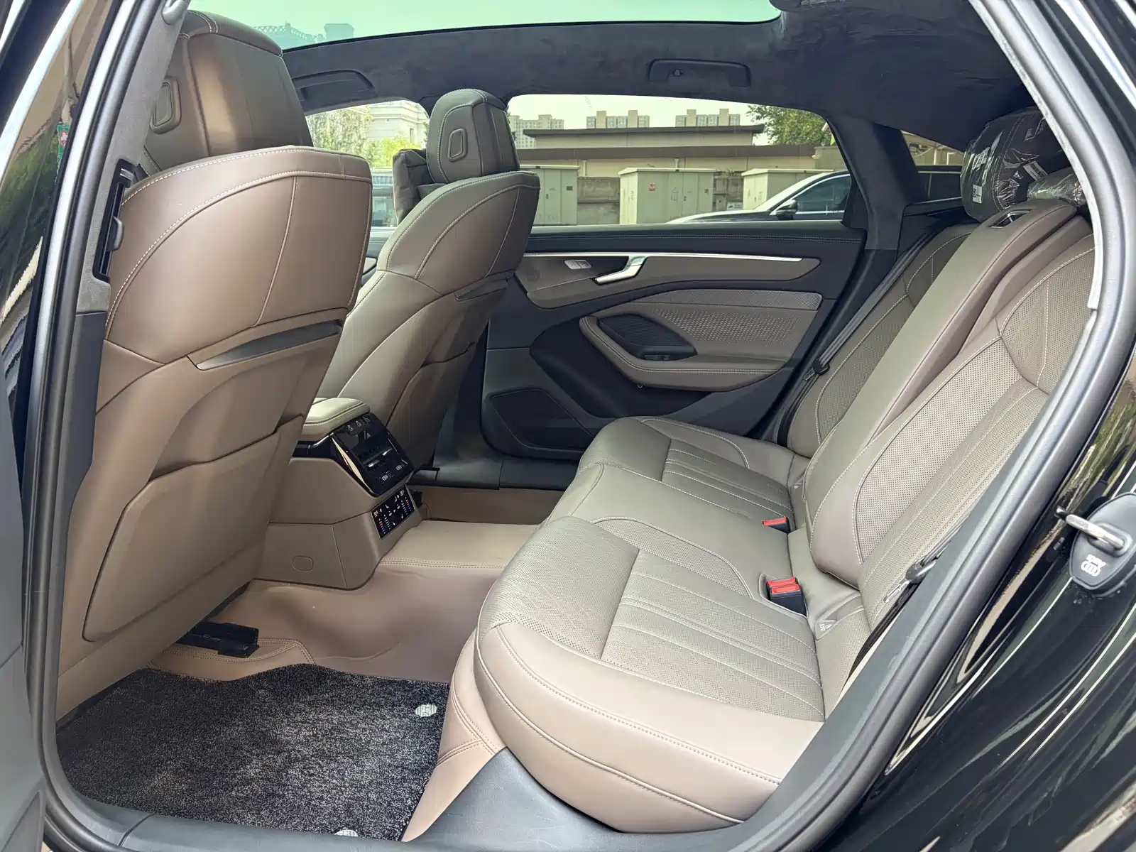 Photo 14 - Audi A6L