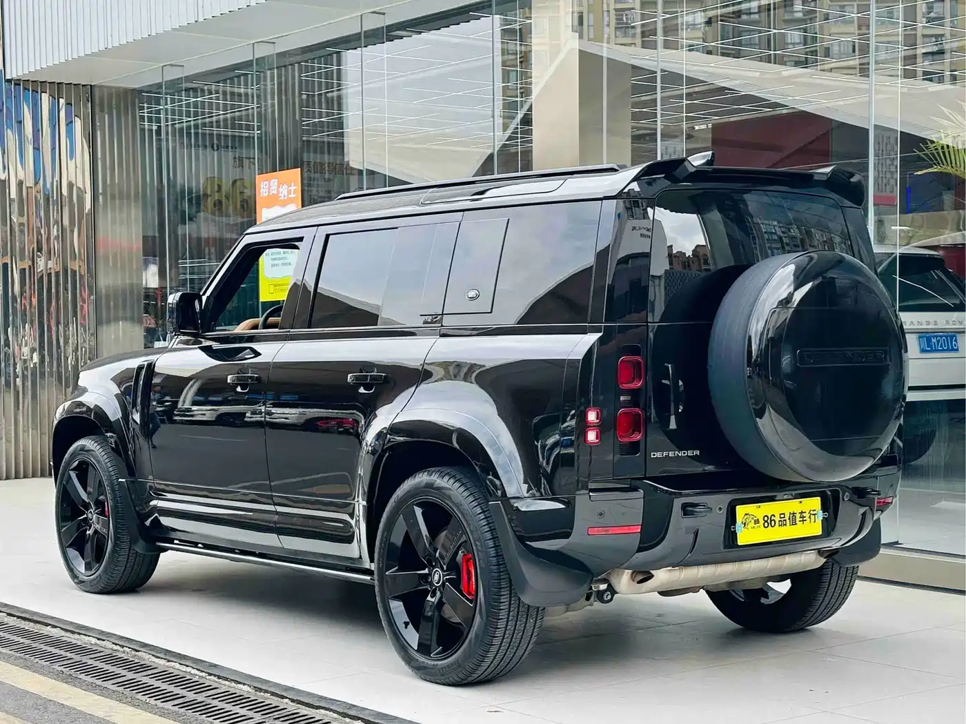 Land Rover Defender 2024 110 3.0T P400 X-DYNAMIC HSE фото 5