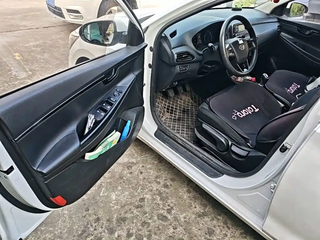 Photo 16 - Hyundai Elantra